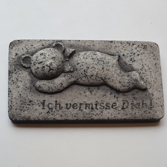 Platte "Teddy liegend", grau - zum Schließen ins Bild klicken
