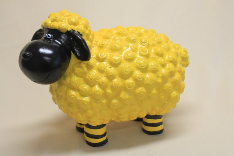Schaf mit Socken, gelb - zum Schließen ins Bild klicken