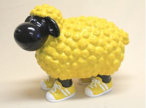 Schaf mit Turnschuhe, gelb