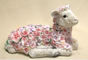 Blumen-Schaf liegend