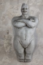 Skulptur Mann, Arme verschränkt mittel