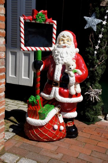 Weihnachtsmann mit Schild - zum Schließen ins Bild klicken