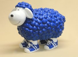 Schaf mit Turnschuhe, blau
