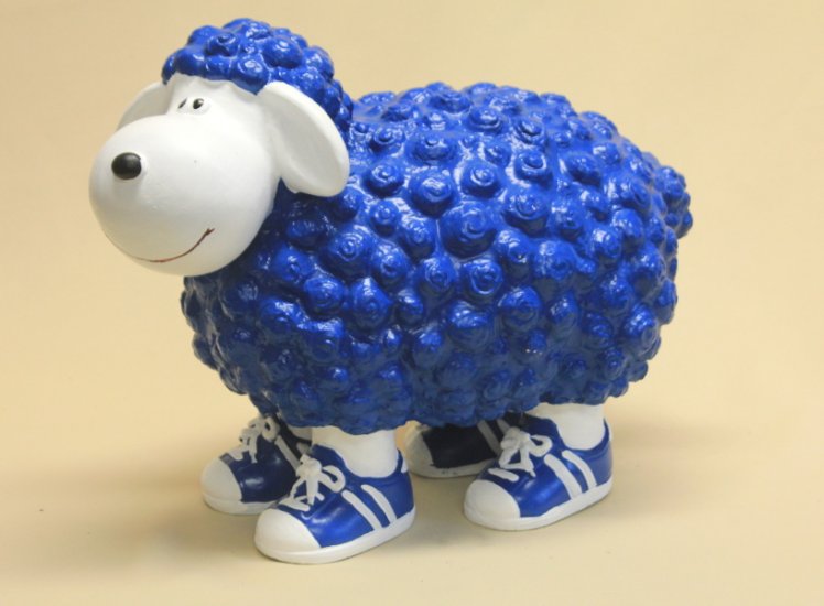Schaf mit Turnschuhe, blau - zum Schließen ins Bild klicken