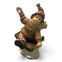 Junge auf Schlitten