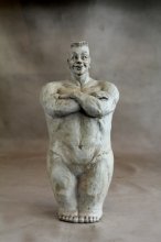 Skulptur Mann, Arme verschränkt