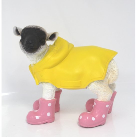 Lamm mit Mantel klein, rosa stiefel - zum Schließen ins Bild klicken