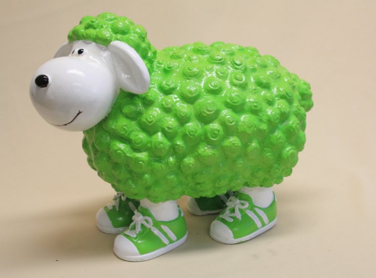 Schaf mit Turnschuhe, hellgrün - zum Schließen ins Bild klicken