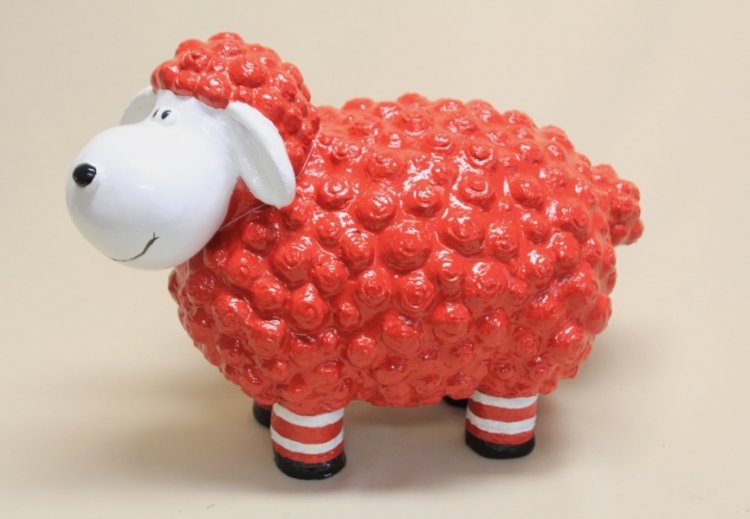 Schaf mit Socken, rot - zum Schließen ins Bild klicken