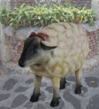 Schaf mit Schleife