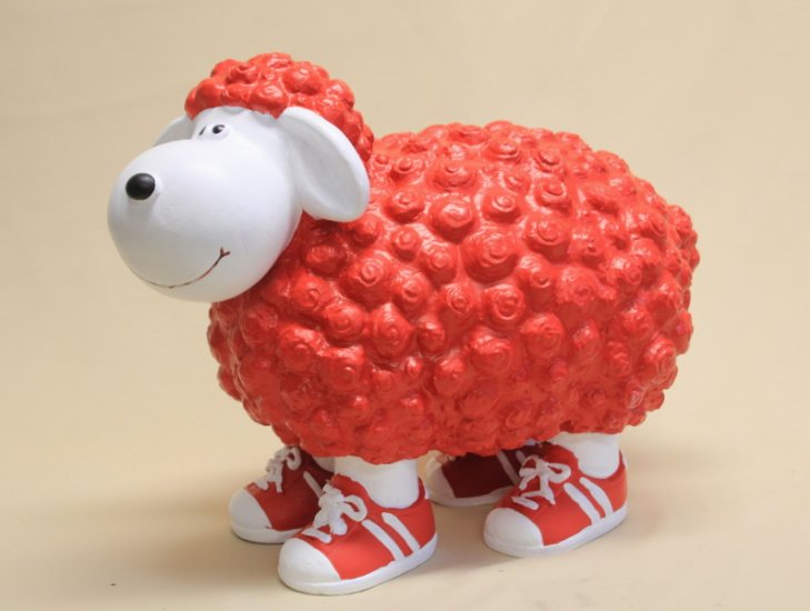 Schaf mit Turnschuhe, rot - zum Schließen ins Bild klicken