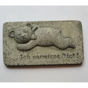 Platte "Teddy liegend", Steinoptik