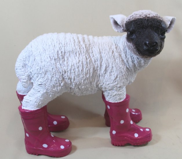 Schaf, Gummistiefel brombeer - zum Schließen ins Bild klicken