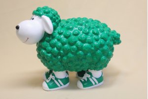 Schaf mit Turnschuhe, dunkelgrün