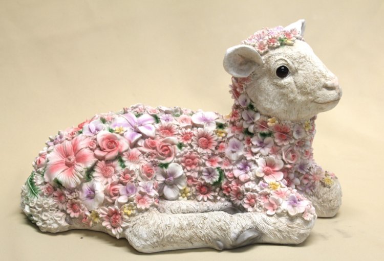 Blumen-Schaf liegend - zum Schließen ins Bild klicken