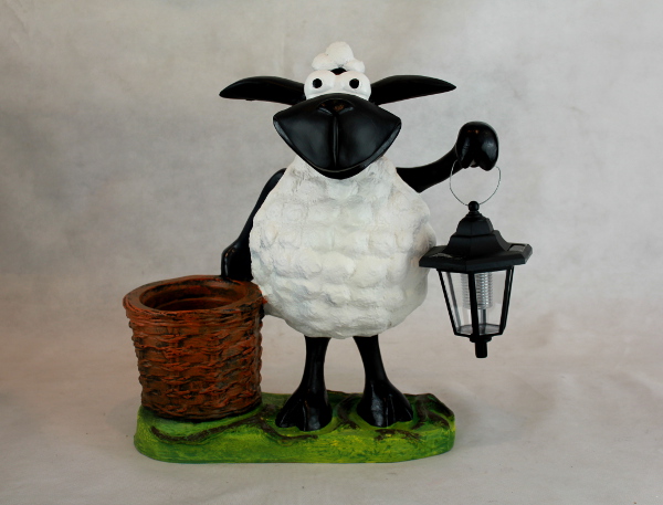 Schaf Molly mit Blumentopf und Teelicht-Laterne - zum Schließen ins Bild klicken